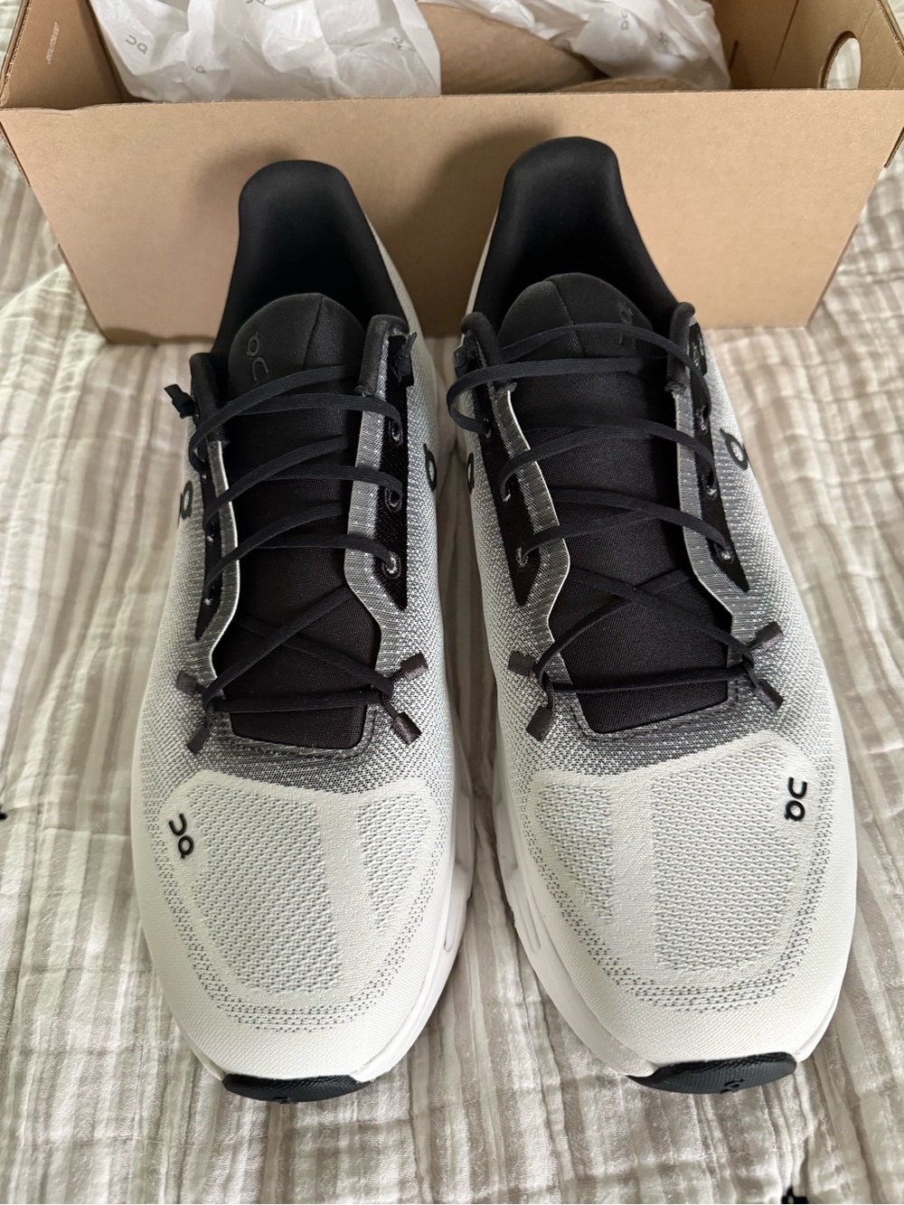 On Running Men's Cloudswift Lightweight White/Black Running Shoes - Picture 2 of 7